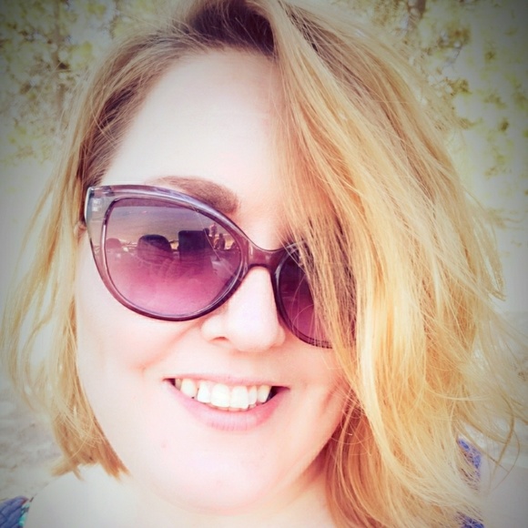 Meet your Posher, Heather - Picture 1 of 4